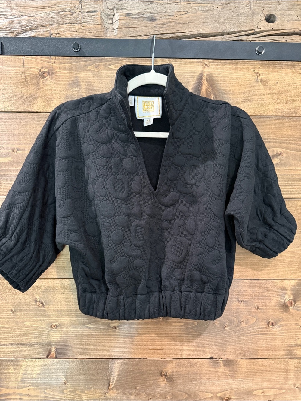 Textured Black Cropped V‑Neck Top with Puff Sleeves